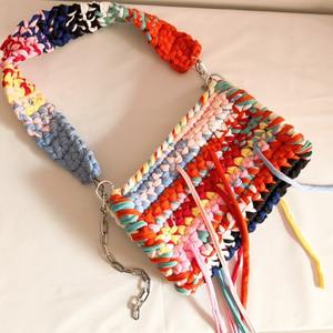 Sac à bandoulière en crochet style bohème pour femme avec fermeture à lacets et pompon bicolore - Product Image 1