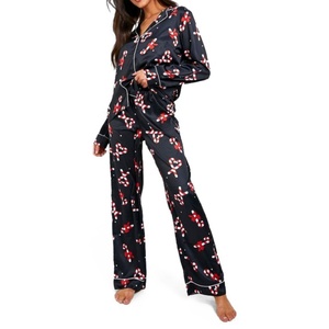 Conjunto de Pijama de 2 Piezas en Oferta para Invierno, Estampado Navideño, Camisa de Manga Larga y Pantalones de Satén - Product Image 1