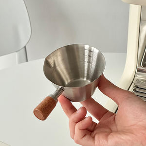 Taza Medidora de Acero Inoxidable para Espresso con Boquilla y Mango de Madera Grueso, Taza de Extracción de Espresso con Agarre Cómodo y Fácil Vertido - Product Image 3