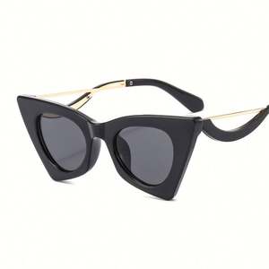 Vente en gros de lunettes de soleil pour femmes, style vintage de luxe 2022, sans monture, œil de chat, noires, surdimensionnées, triangulaires - Product Image 5
