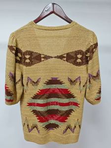 Suéter de punto con cuello en V de lana/Cachemira en tono tierra inspirado en el suroeste con patrones geométricos llamativos para un aspecto informal elegante y acogedor - Product Image 2