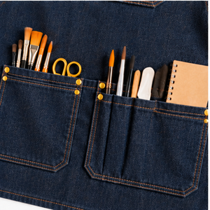 Delantal de Artista Azul Marino con Tirantes en Contraste Color Bronceado y Bolsillos para Herramientas, Ideal para Pintura y Talleres de Manualidades - Product Image 5