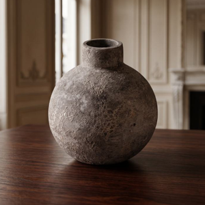 Jarrón redondo balinés antiguo, con trabajo artesanal rústico, un diseño redondo de textura rugosa y un encantador aspecto de piedra antigua. - Product Image 3