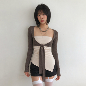 Conjunto de bralette ajustado con top de manga larga y hombros con lazo, diseño colorblock, cintura fruncida y bajo asimétrico. - Product Image 1