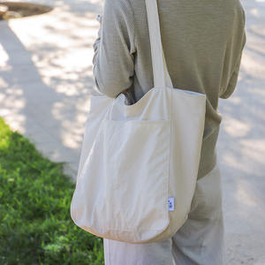 Sac fourre-tout Dux blanc laiteux, carré vertical, étanche, avec fermeture éclair, style normcore minimaliste, sac de navetteur quotidien, collection Printemps 2025 - Product Image 1