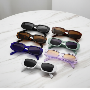 Gafas de Sol Modernas Negras con Logotipo Personalizado, Montura Geométrica Rectangular de Acetato, Protección UV400 para Mujer, Moda Urbana Diaria - Product Image 4