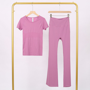 Ensemble T-shirt Manches Courtes Ultra Doux Qualité Premium 1:1 et Pantalon Évasé, Logo Personnalisé, Stock Vierge, MOQ 2 Pièces, Tenue de Sport et Yoga 2 Pièces - Product Image 2