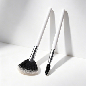 Pinceau de maquillage professionnel 2-en-1 en nylon à manche en bois blanc pour poudre et blush, avec peigne à sourcils et cils – Vente en gros usine sous marque privée - Product Image 6
