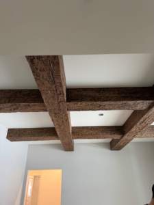 <span class=keywords><strong>Vigas</strong></span> de Madera para Techo de Espuma de <span class=keywords><strong>Poliuretano</strong></span>, Color y Tamaño Personalizados, Modernas, de Alta Densidad, Ecológicas, Precio Económico de Fábrica para el Hogar - Product Image 1