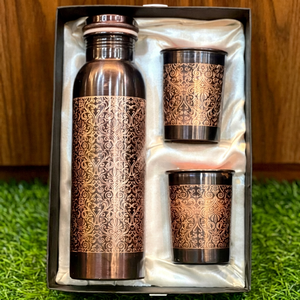 Bouteilles d'eau écologiques en cuivre pur à 100 %, fabriquées à la main, avec accessoire paille, pour usage domestique, réalisées par des artisans qualifiés de Sambhal, Uttar Pradesh - Product Image 1