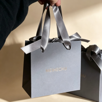 Sac en papier de luxe écologique avec logo personnalisé, pelliculage mat et doublure en éponge pour emballage de cadeaux, boutiques de détail et vêtements