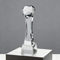 Trophées en cristal élégants avec des sommets en forme de cœur et de diamant, collection de design noble