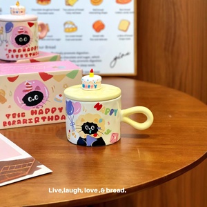 顽皮猫生日陶瓷咖啡杯，带蛋糕盖和蜡烛装饰，适合情侣礼物和商业促销 - Product Image 5