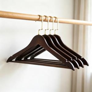 Cintres en bois massif personnalisés pour hôtels, avec crochet doré et barre antidérapante, vente en gros à prix abordable - Product Image 2