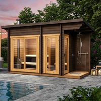 Sauna extérieur en bois foncé avec douche, portes vitrées, cheminée visible, alimentation en bois, chauffage au bois et douche intégrée