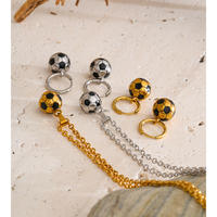 Conjunto de Joyería Deportivo con Collar y Pendientes de Aro de Acero Inoxidable Chapado en Oro de 18K, Resistente al Agua, para Hombres y Mujeres, Regalo para Fanáticos del Fútbol