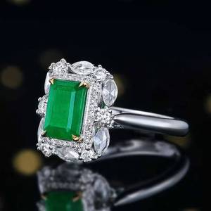 แหวนรัศมีสีมรกตธรรมชาติตัดเป็นรูปสี่เหลี่ยมผืนผ้าทองคำขาว18K ประดับเพชรรูปวงรีและทรงกลม - Product Image 3