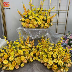 Camino de Mesa de Flores de Rosa Amarilla Suave Hecho a Mano por LEDA, Decoración Confortable para Bodas, Cumpleaños, Día de San Valentín - Product Image 1