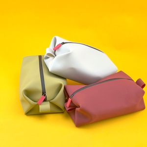 Sacs cosmétiques pour femmes, grande capacité, résistants à l'eau, fermeture éclair, poignée souple, accessoires de voyage élégants, pochettes de maquillage en silicone - Product Image 2