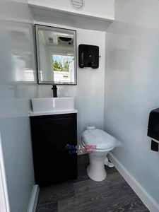 Remorque Sanitaire Climatisée de Luxe et Confortable à 4 Cabines pour Événements Extérieurs et Fêtes - Product Image 6