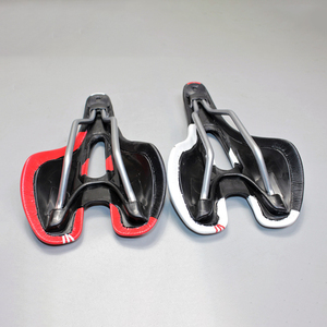 <span class=keywords><strong>Asiento</strong></span> <span class=keywords><strong>de</strong></span> <span class=keywords><strong>Bicicleta</strong></span> Ultraligero con Rieles <span class=keywords><strong>de</strong></span> Acero Cro-Mo, Sillín Hueco para Carretera y MTB <span class=keywords><strong>de</strong></span> 270x130mm, Almohadilla <span class=keywords><strong>de</strong></span> Goma Suave <span class=keywords><strong>de</strong></span> Cuero PU, Cómodo para Ciclismo - Product Image 4