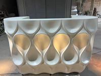 Comptoir d'accueil moderne pour centre sportif, clinique, durable, fabriqué avec une imprimante 3D CAO