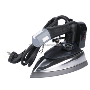 Industrielles Elektrisches Dampfbügeleisen für Nähmaschinen mit Hängeflasche & Wassereimer für Bekleidungsteile - Product Image 1
