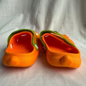 Ciabatte animate da cartone animato per bambini maschi 4-6 anni, suola antiscivolo in EVA, scarpe estive arancioni con design a occhi. - Product Image 3