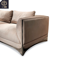 Bestseller Italienisches Luxus-Polstersofa aus Nubukleder Schwammholzrahmen Edelstahlbeine Anpassbar Villa Modern