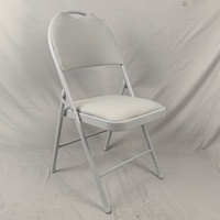 Portable Cuir Beige Rembourré Chaise Pliante En Gros Hôtel En Plein Air Événements De Mariage Cadre En Métal Chaises Pliables avec Poignée
