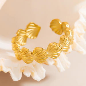 Pulsera de Conchas Serie Océano, Chapada en Oro de 18K, Diseño Geométrico Abierto, Ajustable, de Acero de Titanio, Joyería Unisex, Regalo - Product Image 1