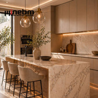 Meubles de cuisine et de salle à manger de luxe modernes, base en bois rainuré vertical unique et bordure en métal doré, table à manger élégante