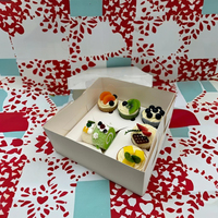 Boîte d'emballage de gâteau à bento en carton personnalisé 4 6 12 trous à quantité minimale de commande bas avec couvercle transparent en PET pour biscuits boîte d'emballage de dessert cupcake