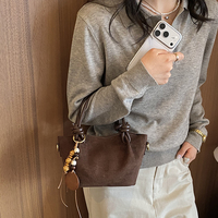 Sac bandoulière vintage en daim avec poignée nouée et pendentif perles en bois, sac à main pour femme, idéal pour le quotidien, les rendez-vous et le shopping