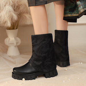 Botas de media pantorrilla negras de suela plana con punta fina y detalle de botón metálico, ideales para viajes urbanos de fin de semana y para el vecindario. - Product Image 6