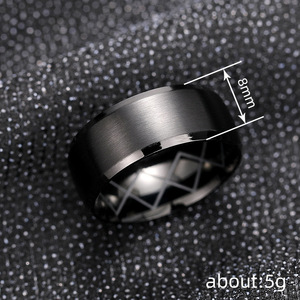 Anello geometrico scuro di lusso con incisioni, gioiello di moda unisex, accessorio elegante di nicchia - Product Image 4