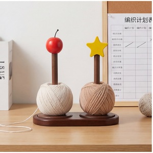 Soporte giratorio de madera para bobinas de hilo, organizador de hilo de escritorio, herramienta giratoria multiusos para bobinas, estante para hilo de tejer a mano. - Product Image 1