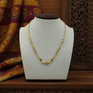 Collier en or jaune avec stations de pierres précieuses vert émeraude et perles en filigrane doré sophistiqué, bijoux raffinés pour femmes - Product Image 2