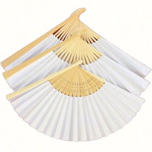 พัดไม้ไผ่รักษ์โลก แกะสลักและเพ้นท์ลายศิลปะพื้นบ้าน พัดพับพกพาสะดวก เหมาะสำหรับเป็นของขวัญทางธุรกิจ งานเลี้ยง งานแต่งงาน ลายดอกไม้สวยงาม - Product Image 1