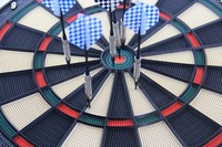 SKIPJACK Elektronische Digitale Dartscheibe mit Automatischer Punktezählung und Sprachausgabe für 2-8 Spieler Indoor-Dartspiel
