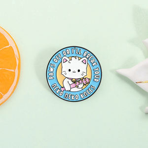 Broches en émail « Fluffy Cat Menace » : chat mignon mais effrayant, broche « Paws Off or I Will Break Your Knees », bijoux en gros - Product Image 2