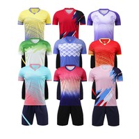 Maillots de football avec logo d'équipe, options personnalisables pour les noms d'équipe, les logos et les numéros de joueur, disponibles pour une expédition rapide