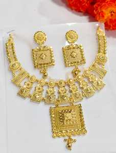 Conjunto de collar y pendientes dorados con diseño clásico de flores para mujer, joyería de boda, aleación chapada en oro de 24 quilates - Product Image 1