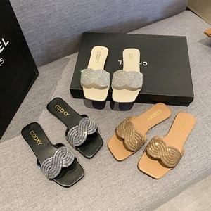 2026 Pantoufles pour femmes en <span class=keywords><strong>cuir</strong></span> PU à semelle plate, à bout carré ouvert, à lanières croisées, ornées de strass fantaisie, de luxe, de haute qualité, en promotion, à prix abordable - Product Image 1