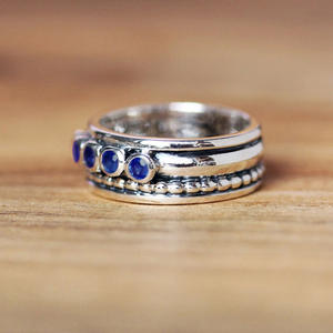 Anello H396 in Argento con Gemme, Montatura a Castone con Cinque Pietre Blu, Unisex per Uso Quotidiano - Product Image 5