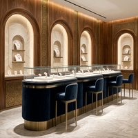 Vitrine de présentation de bijoux de luxe personnalisée avec éclairage LED, construction durable et nettoyage facile pour les magasins de détail