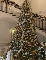 Sapin de Noël artificiel haut de gamme, entièrement fourni, avec support en métal, léger et facile à assembler