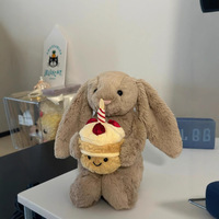 Jellcatt UK Bashful Bunny Peluche Lapin Mignon aux Longues Oreilles Tenant un Cupcake d'Anniversaire, Cadeau