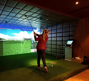 Simulateur de golf avec moniteur de lancement, analyseur de swing 3D, système d'entraînement de golf en salle et parcours de golf virtuel - Product Image 4