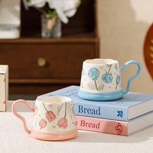 Vente en gros de tasses à fleurs en céramique de haute qualité, créatives, avec poignée, mignonnes, 390 ml, peintes à la <span class=keywords><strong>main</strong></span> <span class=keywords><strong>sous</strong></span> glaçure, tasses à thé ou à café, cadeau - Product Image 1